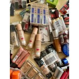 Surstock cartons 300 articles maquillages de marques