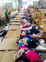 Stocks des vetements neufs et friperie