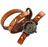 Montre fantaisie avec bracelet lacet. Cloutage style Punk