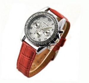 Montre femme tres elegante avec bracelet cuir et cadran recouvert de crystaux