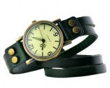 Montre fantaisie pour femme. Avec bracelet en cuir et cloutage vintage