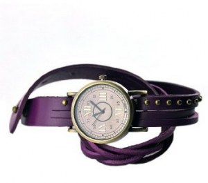 Montre fantaisie Miler. Model femme tres tendance. Bracelet orne de rivets