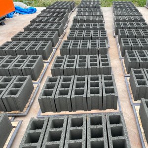 Machine a parpaing semi-automatique