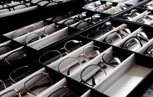 A saisir lot de monture et de lunettes de soleil de marques prestigieuses pour opticien