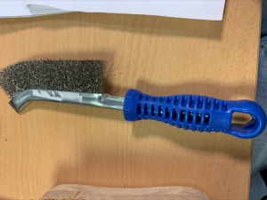 DESTOCKAGE BROSSE AVEC MANCHE PLASTIQUE AVEC FILS INOX