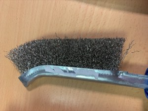 DESTOCKAGE BROSSE AVEC MANCHE PLASTIQUE AVEC FILS INOX