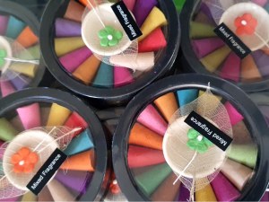 Boites 14 cônes d’encens parfumés + brûle-encens en céramique – Neuf