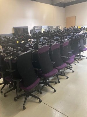 LOT DE FAUTEUILS DE BUREAU A ROULETTE AVEC ACCOUDOIR