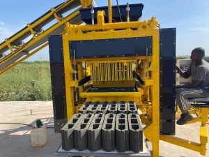 Machine a parpaing semi-automatique OTT Globale