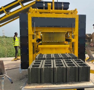 Machine a parpaing semi-automatique OTT Globale