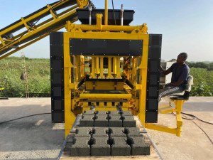 Machine a parpaing semi-automatique OTT Globale