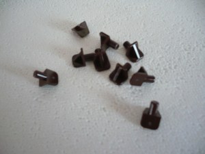 Taquet d'étagère plastique noir 4 mm paquet 1000