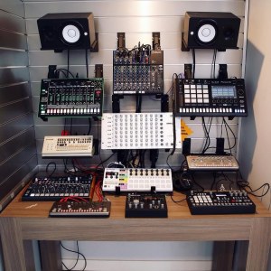 Pianos numériques, postes de travail à clavier, interfaces audio, boîtes à rythmes, orgues électr...