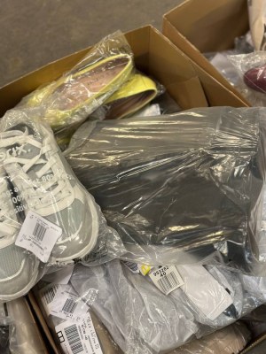 Chaussures en gros d'Allemagne, mix hommes et femmes, stock immédiatement disponible !