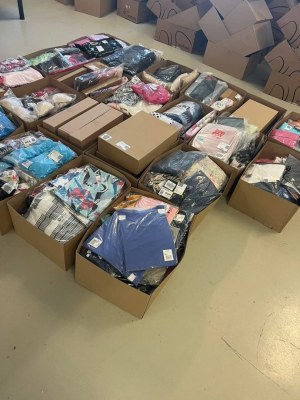 Vêtements en stock en Allemagne – Pour femmes et hommes, prêts pour une expédition immé...