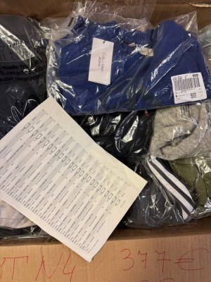 377 € – Vêtements de marque pour femmes et hommes (mix), 66 pièces