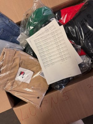 384 € – Vêtements de marque pour femmes et hommes (mix), 59 pièces