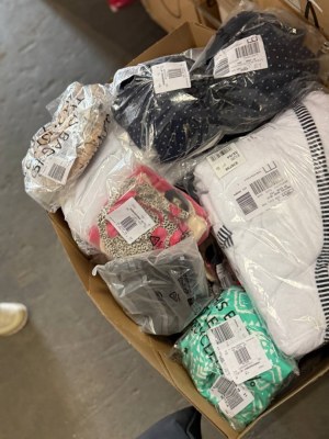 1,50€ par pièce – Lot de soutiens-gorge, tops, culottes, strings, shorts, pyjamas et ma...