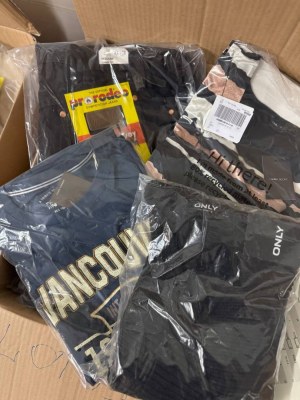 450 € par lot (86 pièces) – Vêtements de marque mixte femmes/hommes, catégories A/B/C...