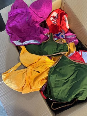 16 € par kg – Lot de maillots de bain pour femmes & hommes (381 kg, Catégorie A, produi...)