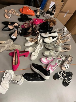 À partir de 4,50 € la paire – nouvelles chaussures d'été, 95 % femmes, 5 % hommes, provenant de...