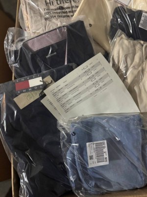 455 € pour 74 pièces – Mix de vêtements de marques pour femmes et hommes, retours clien...