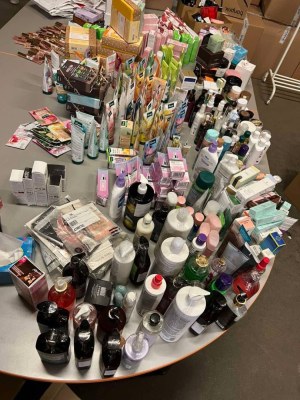 5 €/pièce. Lot cosmétique mixte (50 pièces, total 250 €), marques connues : maquillage...