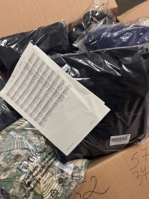 375 € pour 57 pièces de vêtements de marque mixte femme & homme – stock, retours client...