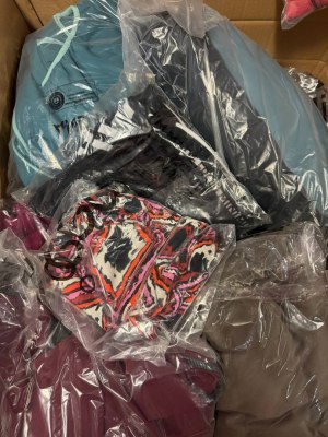 11 194 € – Lot de vêtements de marque pour femmes et hommes (1 996 pièces), catégorie...