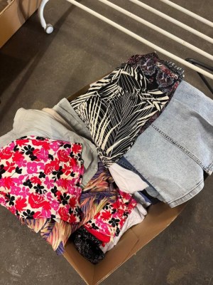 87,50 € par lot – Shorts femme stock mix, 50 pièces neuves sans étiquettes, modèles pou...