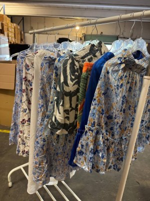 140 € – Lot de jupes femmes mix, 80 pièces, prix unitaire 1,75 €, catégorie A, neuves...