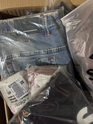 475 € pour un lot de 76 pièces de vêtements de marque pour femmes et hommes (mixte) –...