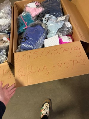 196,90 € – Vêtements de marque mixtes pour femmes et hommes, 45 pièces, 22 kg, retours...