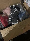 À partir de 360 € – Lot n°88 avec 62 pièces de vêtements de marque pour femmes et homme...
