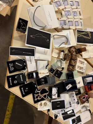 À partir de 5,50 € – Mix de bijoux catégorie A : articles neufs et emballés – colliers...