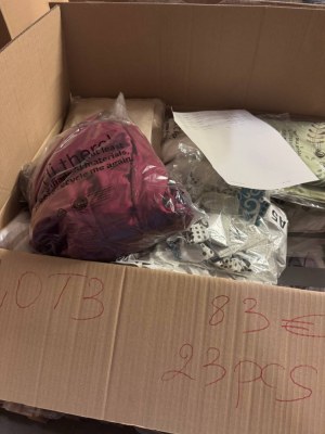 83 € – Articles de marque pour la maison (mix), 23 pièces, retours clients A–C, linge...