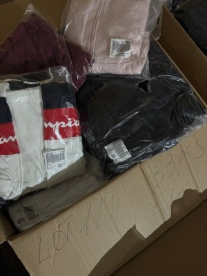 271 € pour 33 pièces – Vêtements de marque pour femmes et hommes (mix), retours clients...