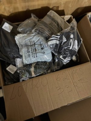 332 € Lot n°120 – Vêtements de marque mixte femme & homme, grandes marques, tailles ass...