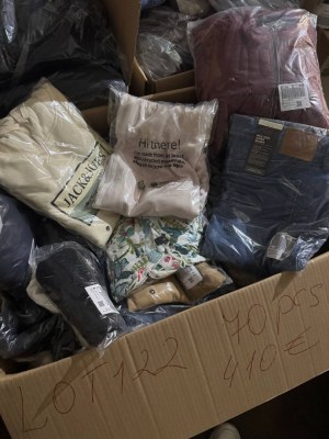 410 € Lot n° 122 – Vêtements de marque mixte femmes & hommes, retours clients A/B/C, ve...