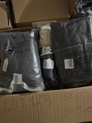369 € Lot n° 123 – 58 pièces de vêtements de marque femme/homme mix, retours clients,...