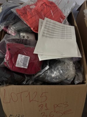 365 € Lot n°125 – 81 pcs vêtements de marque femmes & hommes mix, grandes marques comme...