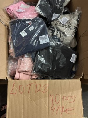 417 € Lot N°128 – 70 pcs vêtements de marque mixte femmes & hommes, prix par pièce 5,96...