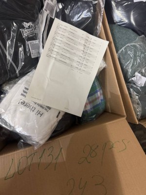 243 € pour 28 pcs – Stock vêtements de marque femmes hommes mix Catégorie A/B/C retours...