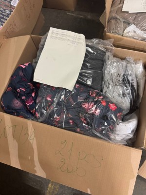 200 € Lot n°134 Vêtements de marque Femme Homme Mix 21 pièces Valeur retail 3810 € seul...