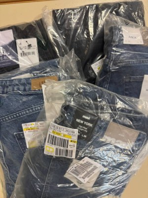 À partir de 6,50 € Mix de jeans pour femmes et hommes – nouvelle marchandise catégorie...