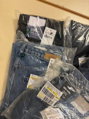 6,50 € Mix de jeans articles neufs catégorie A pour femmes et hommes tailles S–XXL comm...