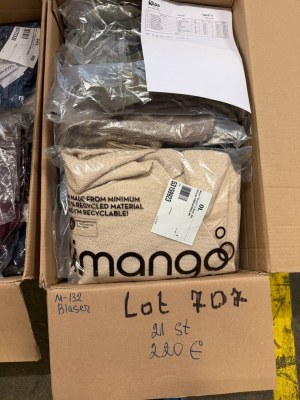 220 € Lot de blazers de marque, vestes, trenchs, vestes en jean et blousons, retours cl...