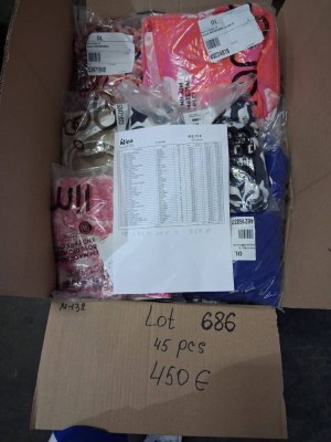 450 € Lot n° 686 Mix de robes de marque pour femmes, 45 pièces, retours clients A/B/C...