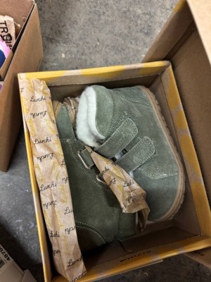 8 € par paire – Lot mixte de chaussures pour enfants de marques (à partir de 50 paires...)