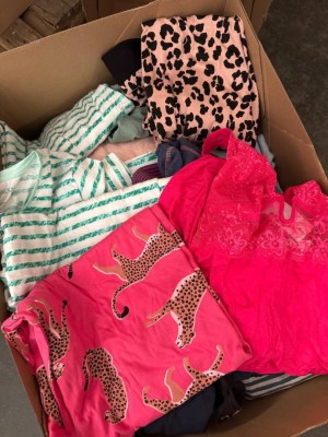 8 €/kg – Lot de pyjamas pour femmes n°1, 236 kg, catégorie A, marques premium comme Sun...